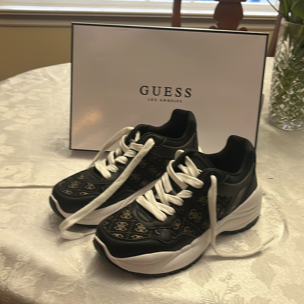 Guess sneakers 7.5